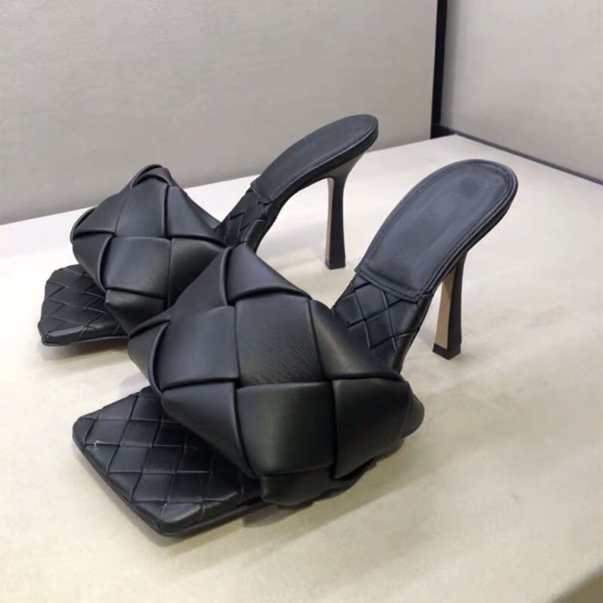 Sandales tressées à talons fins